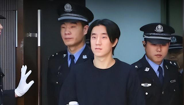 錢再多有什麼用？兒子不爭氣，女兒不正常，成龍終要為荒唐買單