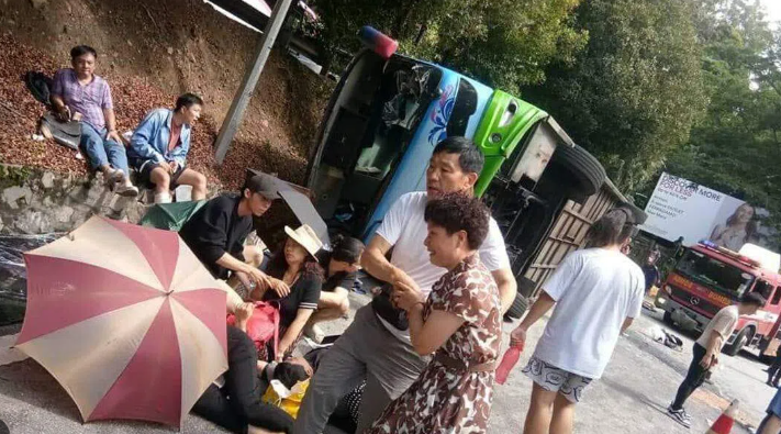 云顶恐怖车祸！巴士下山时意外翻覆，2名中国游客当场死亡10余人受伤…现场气氛紧张！