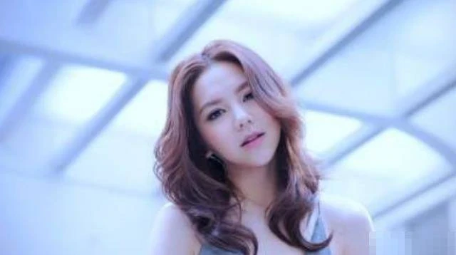 以為自己很紅，跑到國外開演唱會，誰知空無一人，無奈送票佔座！