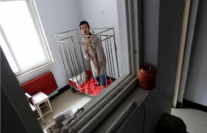 不當人看？鄰居探視驚見「男子遭關籠子養50年」　80歲母親「淚訴晚年願望」：很愛他