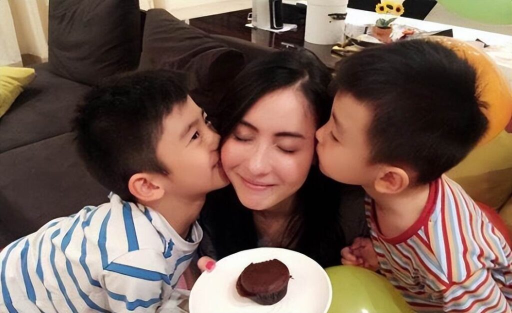 這一次，崩潰大哭的張柏芝，揭開了謝霆鋒的體面，原來向佐沒說謊