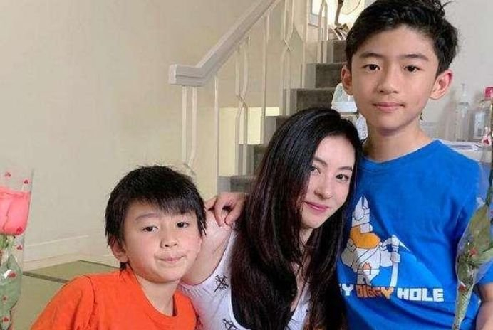 張柏芝從未隱瞞三胎，小王子真實身份曝光，謝霆鋒終于清白了！